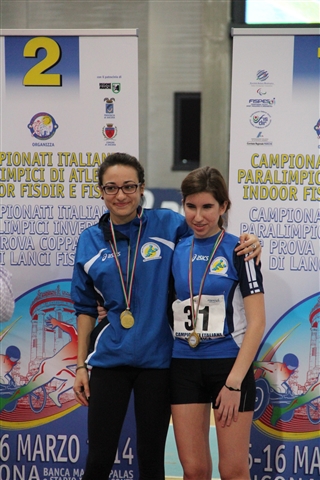 Gaia e Giulia con medaglia